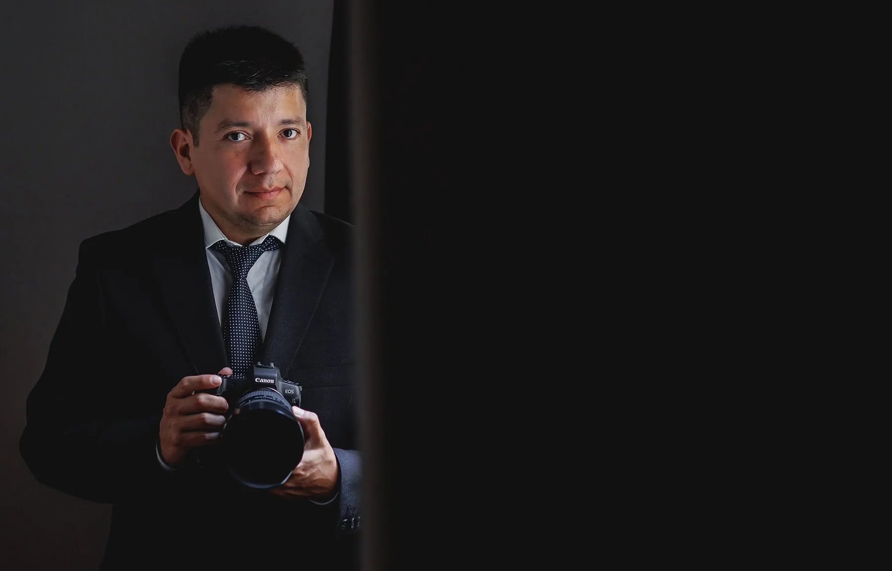 Retrato de Ismael Acosta con su cámara