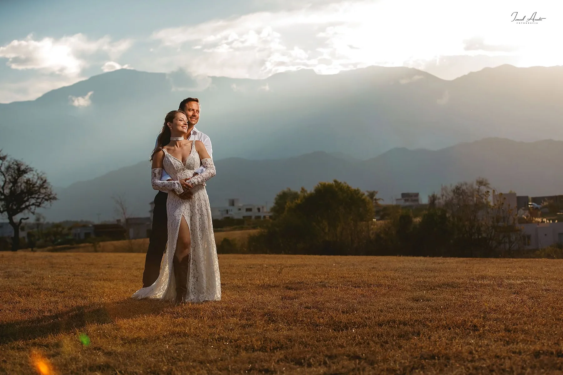 Pareja en paisaje de montaña de Jujuy